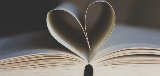 serce zrobione z kartek książki, miłość do czytania, miłość do książek, kącik do czytania