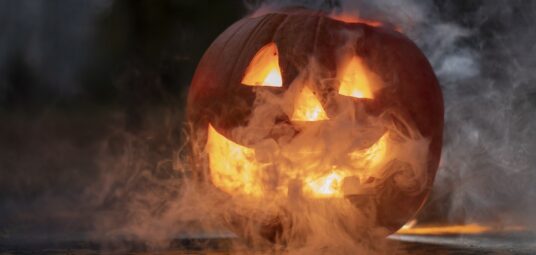Przygotowania do Halloween, dynia na halloween, dynia ze świecą, dynia i dym, straszna dynia
