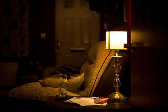 kącik do czytania, fotel lampka, szklanka, chusteczki.