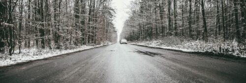 gołoledź, droga asfaltowa w lesie, zima, las, śnieg