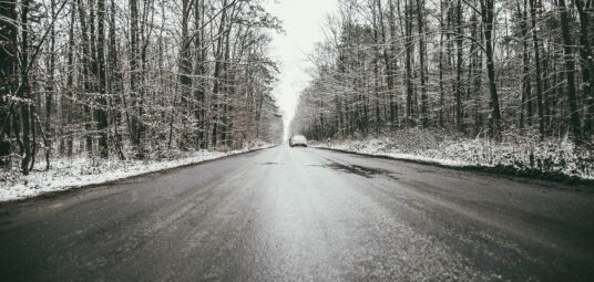 gołoledź, droga asfaltowa w lesie, zima, las, śnieg